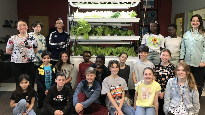 La classe de Mélanie Boulianne, devant le jardin hydroponique