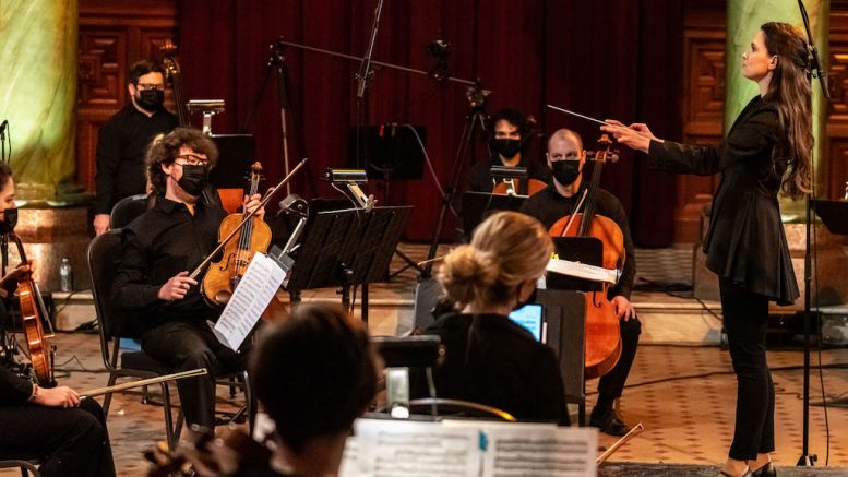 La chef d'orchestre Marie-France Mathieu et l'OPRQ en action