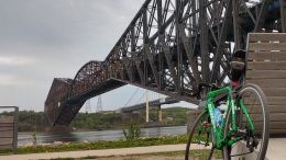 Vélo devant le pont de Québec