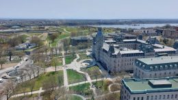 Hôtel du Parlement du Québec, vu depuis l'hôtel Hilton.