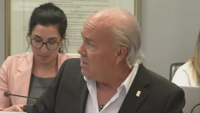 Le chef de Québec 21, Éric Ralph Mercier, lors de la réunion du conseil de ville du 16 mai 2022.