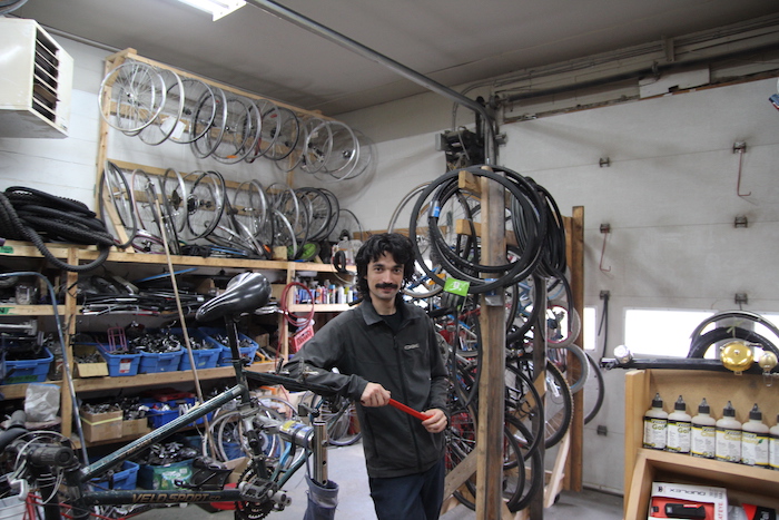 Le cycliste Michaël Gosselin, dans l'atelier de Vélocentrix. 
