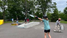 Jeunes qui font du skate