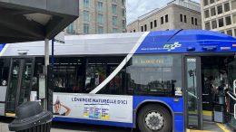 Un autobus du RTC à la place d'Youville