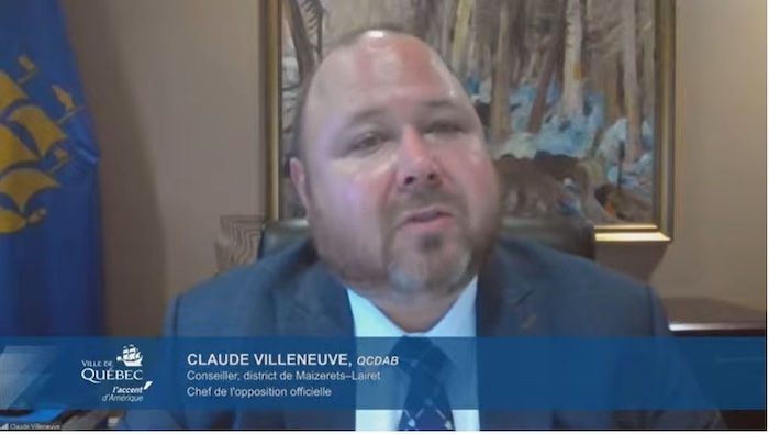 Le chef de l'opposition, Claude Villeneuve, lors du conseil de ville du 21 février.