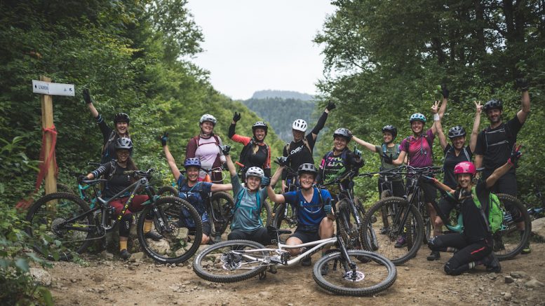 Des membres des Chèvres de montagne lors d'une sortie de vélo de montagne