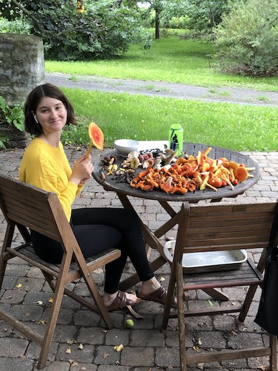 Alicia Despins devant une table d'amanites de Jackson.