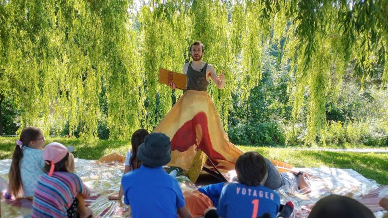 L’immense pizza qui sert de jupe à Dominique Sacy mesure 18 pieds de diamètre