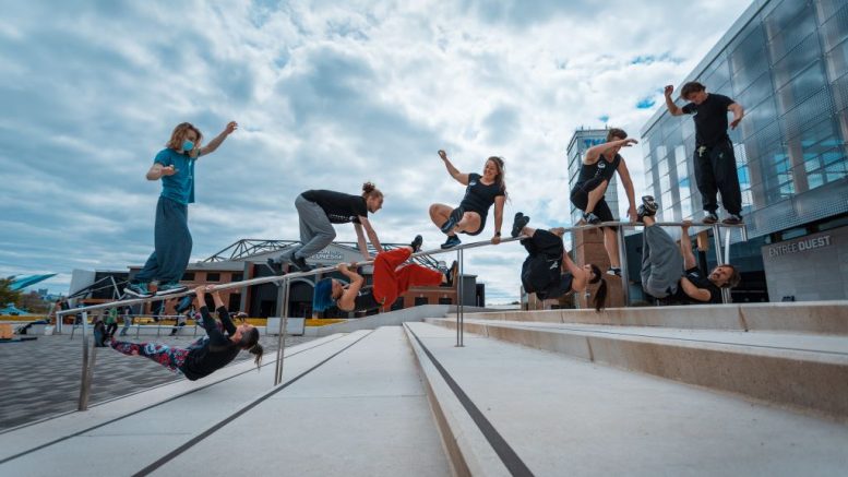 Des gens pratiquent le parkour sur une rampe d'escalier