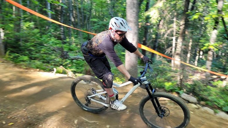 Cycliste qui fait une descente en vélo de montagne au Massif de Charlevoix