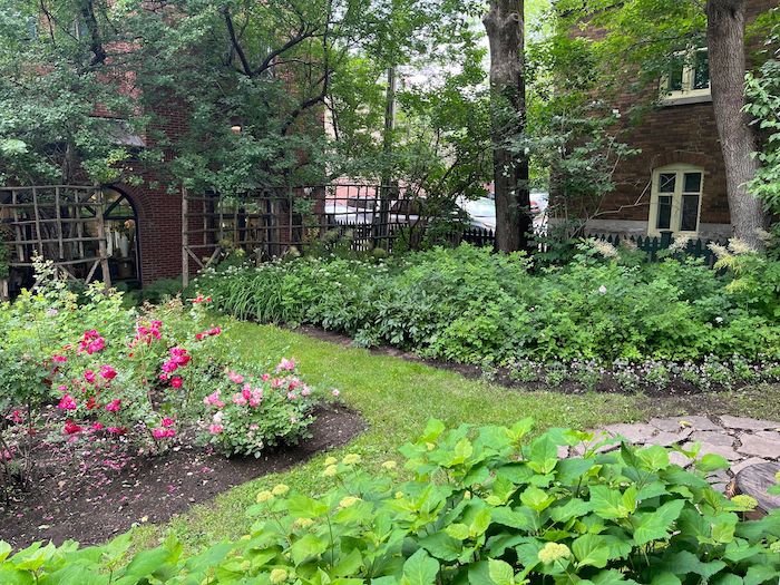 Le jardin anglais de la maison Henry-Stuart. Photo : Mélissa Gaudreault