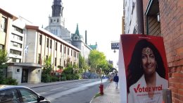Pancarte électorale vandalisée sur la rue Saint-Jean dans le Vieux-Québec