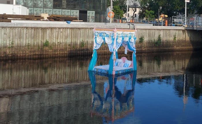 L'œuvre Pas encore mon histoire, de Vincent Olinet, présentée pour les PASSAGES INSOLITES de 2022. (Crédit photo : Carrefour de Québec)