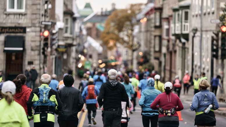 Des coureurs au marathon de Québec dans les rues du Vieux-Québec