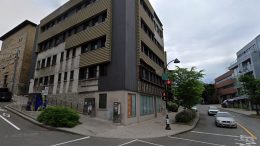 L'édifice du 175, rue Saint-Jean est situé à l'intersection des rues Saint-Jean et Turnbull