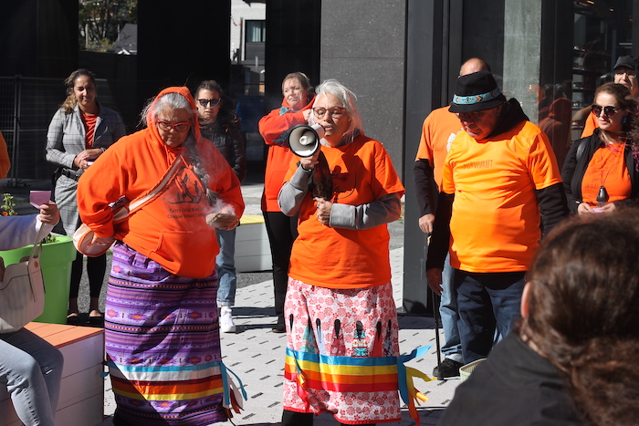 Manifestants vêtus de t-shirt orange lors de la Journée de réconciliation
