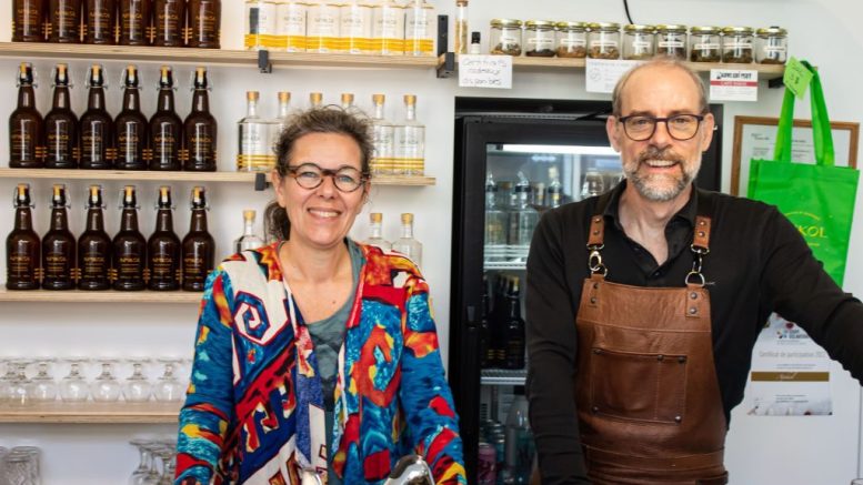 Nadine Pelletier et Fréderic Dutil, de la distillerie Apikol.