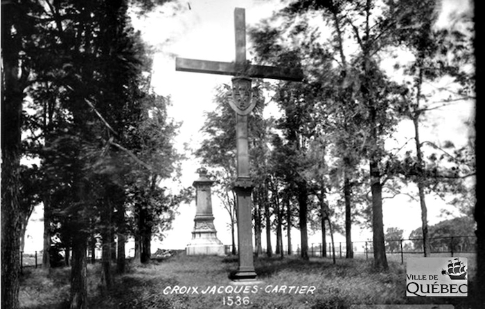 La réplique de la croix de Jacques Cartier, au parc Cartier-Brébeuf, avant 1947