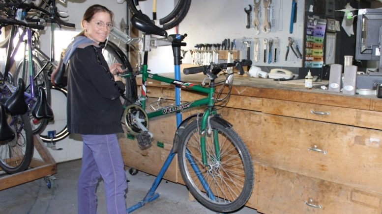 La formatrice Sylvie Milette, dans l'atelier de VéloCentrix.