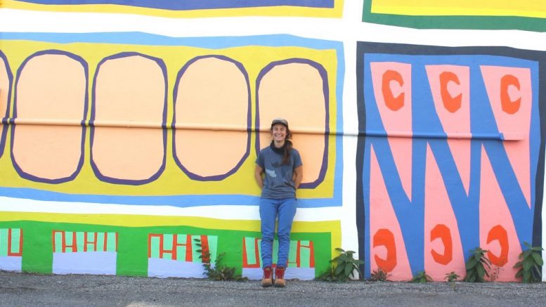 Ilana Pichon devant la murale rue Oscar-Drouin