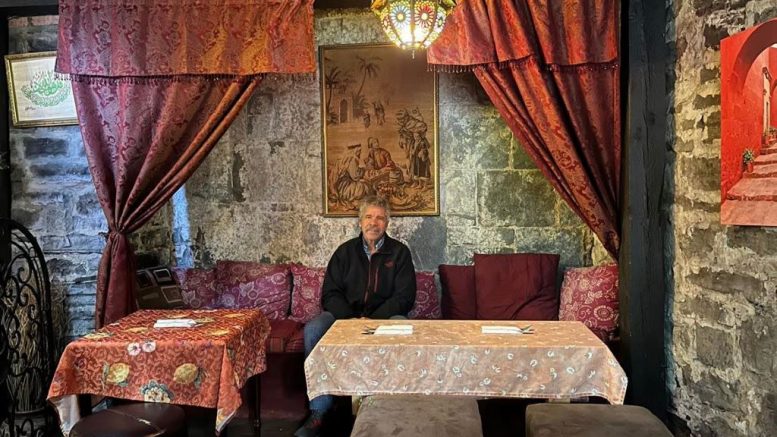 Hassan Bijjou, propriétaire et chef cuisinier du restaurant la Maison marocaine. (Photo : Mélissa Gaudreault)