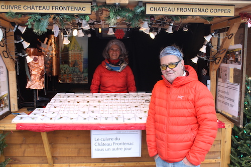 Jérôme Grenier et sa compagne, exposant place d'Youville