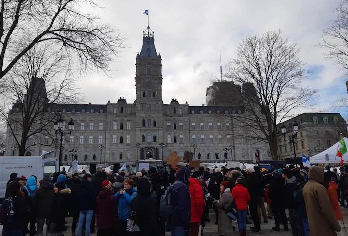 Les manifestants réunis devant le Parlement mardi le 29 novembre