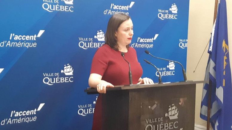 La cheffe de Transition Québec Jackie Smith en point de presse