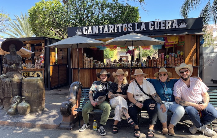 L'équipe de Tequila Lounge devant un kiosque de nourriture au Mexique.