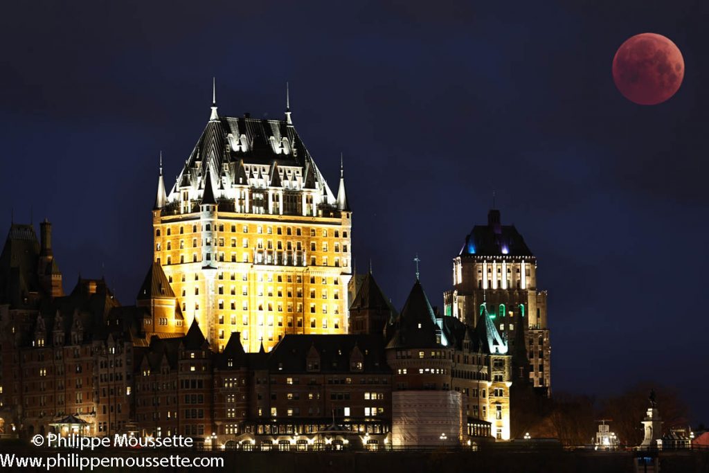 Lune rouge devant le Château Frontenac