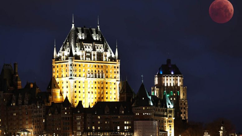 Lune rouge devant le Château Frontenac