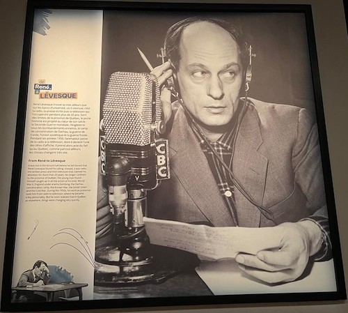 Photo de René Lévesque devant un micro de radio