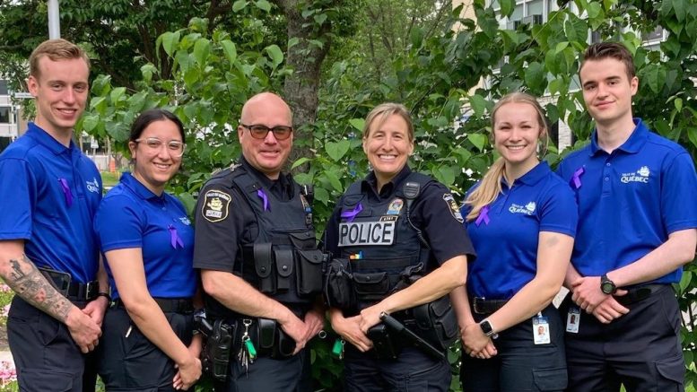 Les étudiants et leurs constables, dont Stéphan Laliberté au troisième rang, qui collaboraient au programme À la rencontre des aînés à l'été 2022