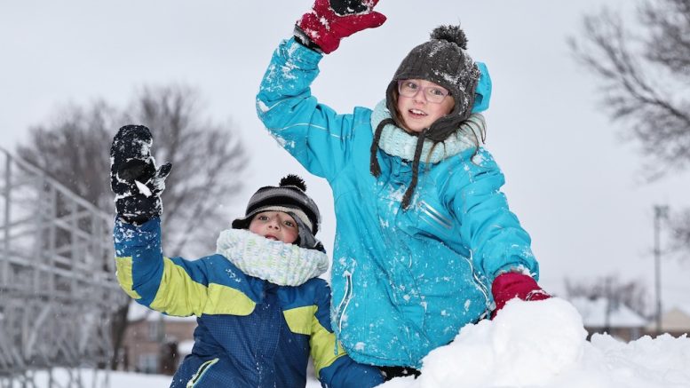 Deux enfants sur une montagne de neige