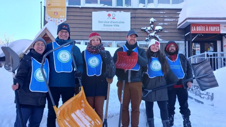 Quelques membres de l'équipe de déneigement solidaire avec Pierre-Luc Lachance et Étienne Grandmont. Crédit photo : Service d'entraide Basse-Ville.