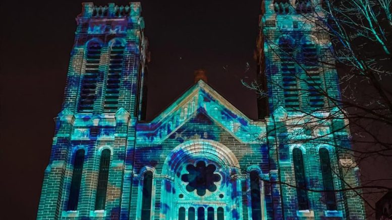 L’église Saint-Roch et l’œuvre Blizzard spectacul’ÈRE, de Alain Dubé. Crédit photo : SDC Saint-Roch