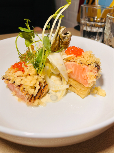 Le Fish & chips, par le Sinsemilla : saumon mi-cuit à la torche, purée de céleri-rave, boulangère de celeri-rave, sauce tartare, chips de peau de saumon, oeufs de saumon, tempura croustillant Crédit photo : Sinsemilla