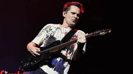 Matt Bellamy jouant de la guitare