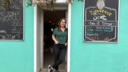 Alexandra Doucet à l'épicerie Scott, dans le quartier Saint-Jean-Baptiste. Crédit photo : Estelle Lévêque