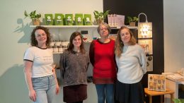 Claudie, Émilie, Ghislaine et Jennifer, employées et bénévoles du Centre des femmes de la basse-ville. Crédit photo : Estelle Lévêque