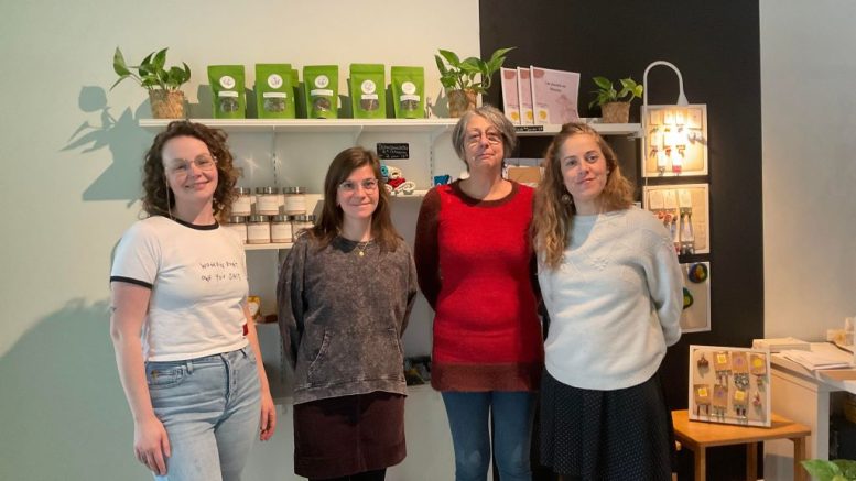 Claudie, Émilie, Ghislaine et Jennifer, employées et bénévoles du Centre des femmes de la basse-ville. Crédit photo : Estelle Lévêque