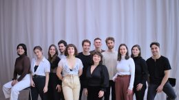 La cohorte d'étudiants de deuxième année en jeu au conservatoire d'art dramatique. Crédit photo : Mathieu Deschênes Photographie