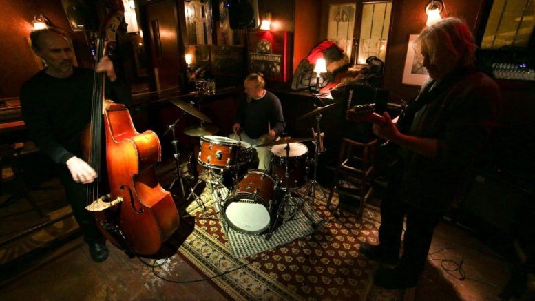 Raynald Drouin, Pierre Côté et Robert Robitaille (Bob), au Bar Sainte-Angèle. Crédit photo : Daniel Tremblay