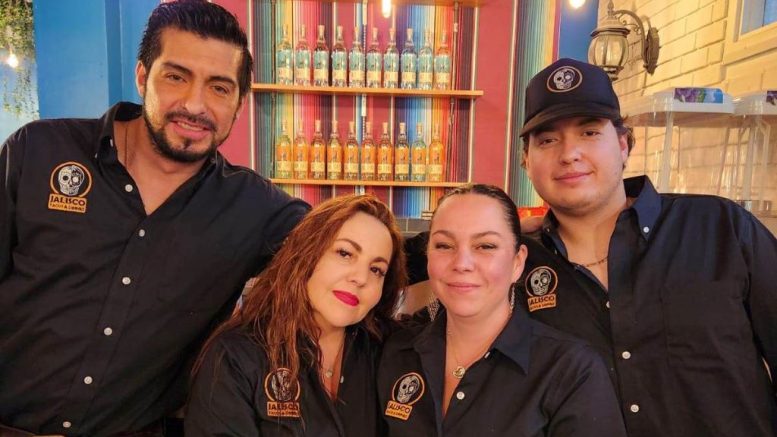 Georgina, Enrique et l'équipe administrative de Jalisco Tacos & Drinks. Crédit photo : Courtoisie
