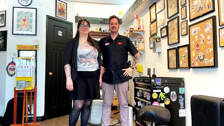 Vincent Shaw, tatoueur au studio Keystone et Gabrielle Voyer. (Crédit photo : Estelle Lévêque)