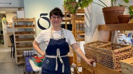 Marie-Claude Lapierre, propriétaire de l'épicerie La Locale. (Crédit photo : Estelle Lévêque)