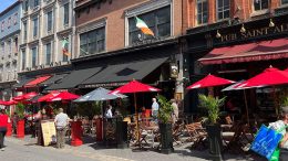 Les commerces et terrasses de la rue Saint-Jean. (Crédit photo : Mélissa Gaudreault)