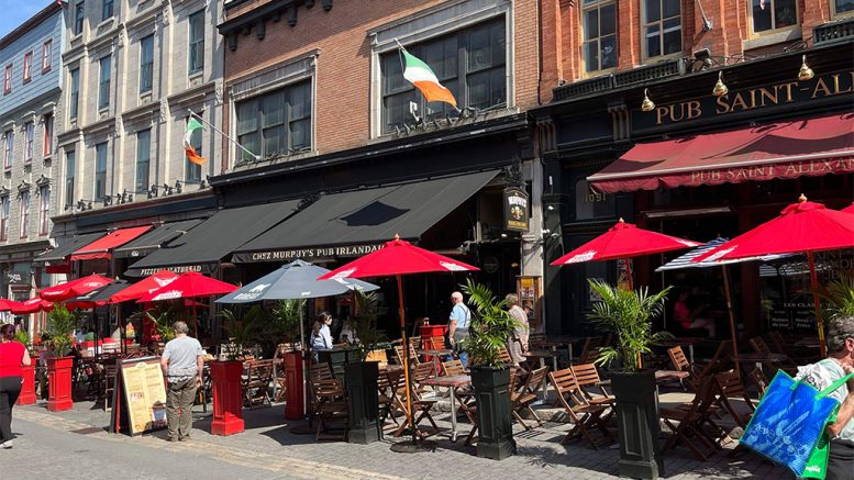 Les commerces et terrasses de la rue Saint-Jean. (Crédit photo : Mélissa Gaudreault)