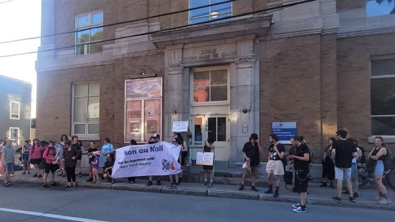 Rassemblement citoyen devant le Centre Edouard-Lavergne, avant le conseil de quartier Saint-Sauveur. (Crédit photo : Cyane Topalovic-Tremblay)