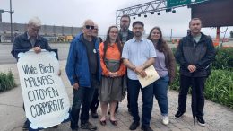 Le député de Jean-Lesage Sol Zanetti, les représentants du Mouvement pour une ville Zéro Déchet, des conseils de quartier de Maizerets, Saint-Roch et du Vieux-Limoilou, et plusieurs citoyens devant l'usine White Birch. (Crédit photo : Estelle Lévêque)